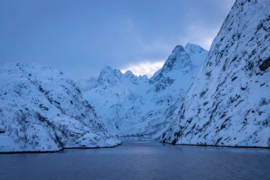 Norveç Denizi 'ndeki kıyı şeridi boyunca karlı dağlar 