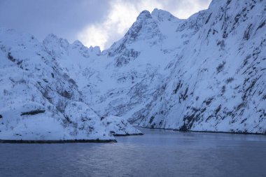 Norveç Denizi 'ndeki kıyı şeridi boyunca karlı dağlar 