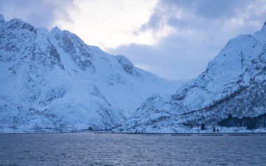 Norveç Denizi 'ndeki kıyı şeridi boyunca karlı dağlar 