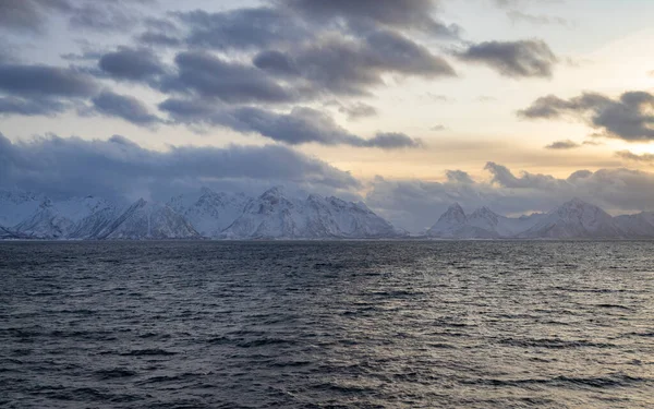 Bergen Met Sneeuw Langs Kust Aan Noorse Zee — Stockfoto