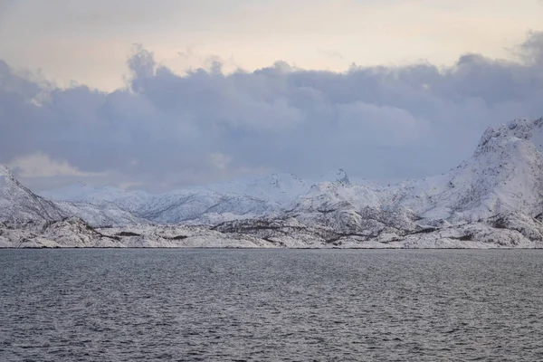 Montagne Innevate Lungo Costa Del Mare Norvegia — Foto Stock
