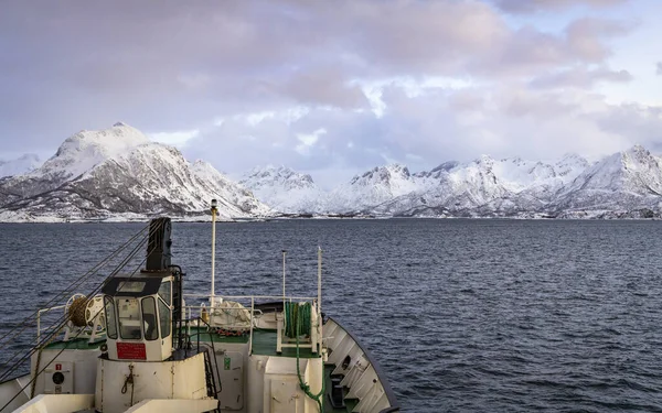 Κρουαζιέρα Επιβατηγό Πλοίο Κατά Μήκος Των Νορβηγικών Ακτών — Φωτογραφία Αρχείου