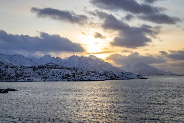 Norveç Denizi Ndeki Kıyı Şeridi Boyunca Karlı Dağlar — Stok fotoğraf