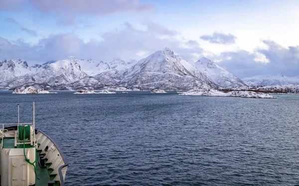 Κρουαζιέρα Επιβατηγό Πλοίο Κατά Μήκος Των Νορβηγικών Ακτών — Φωτογραφία Αρχείου