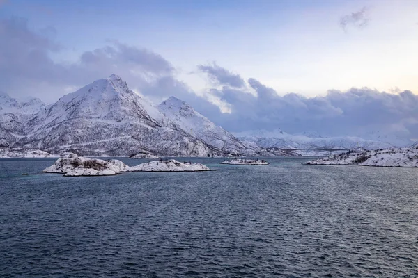 Гори Снігом Вздовж Узбережжя Норвезькому Морі — стокове фото