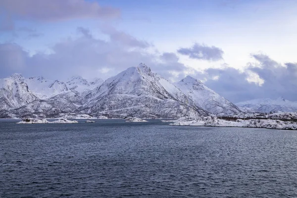 Montagne Innevate Lungo Costa Del Mare Norvegia — Foto Stock