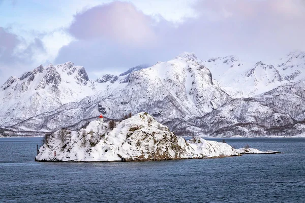 Bergen Met Sneeuw Langs Kust Aan Noorse Zee — Stockfoto