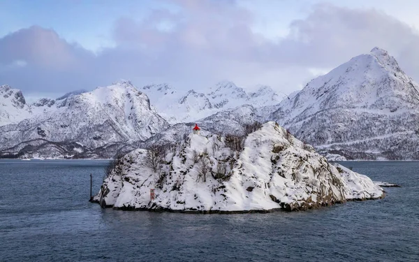 ノルウェー海の海岸線に沿って雪の山 — ストック写真