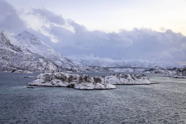 Montagnes Enneigées Long Littoral Mer Norvège — Photo