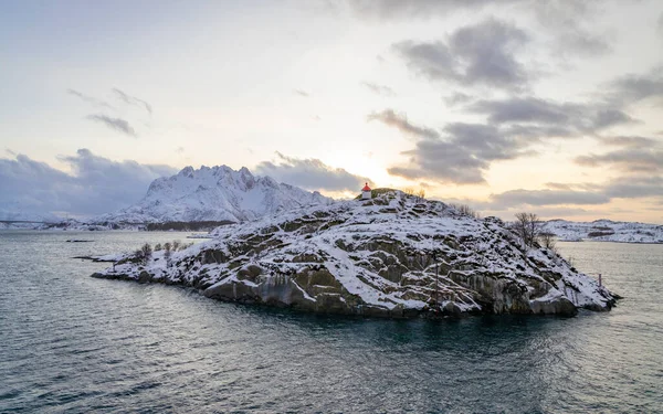 Norveç Denizi Ndeki Kıyı Şeridi Boyunca Karlı Dağlar — Stok fotoğraf