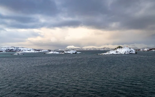 Bergen Met Sneeuw Langs Kust Aan Noorse Zee — Stockfoto