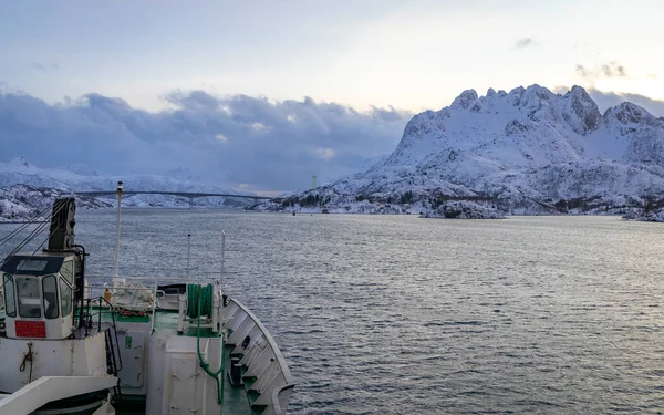 Crociera Una Nave Passeggeri Lungo Costa Norvegese — Foto Stock