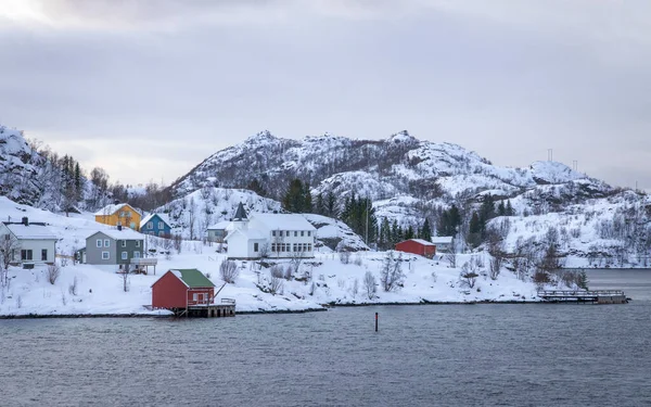 Häuser Einem Wunderschönen Ort Der Küste Der Nähe Von Finnsnes — Stockfoto