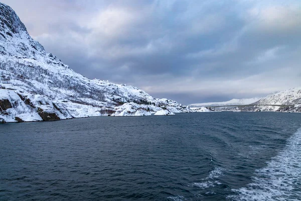 Montanhas Com Neve Longo Costa Mar Noruega — Fotografia de Stock