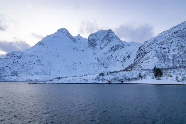 Βουνά Χιόνι Κατά Μήκος Των Ακτών Στη Νορβηγική Θάλασσα — Φωτογραφία Αρχείου