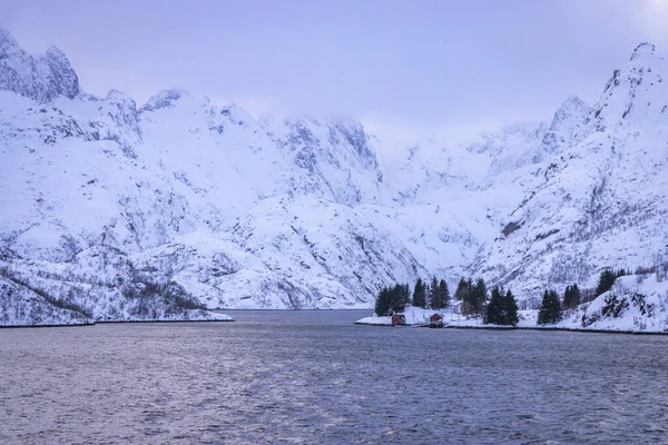 Bergen Met Sneeuw Langs Kust Aan Noorse Zee — Stockfoto