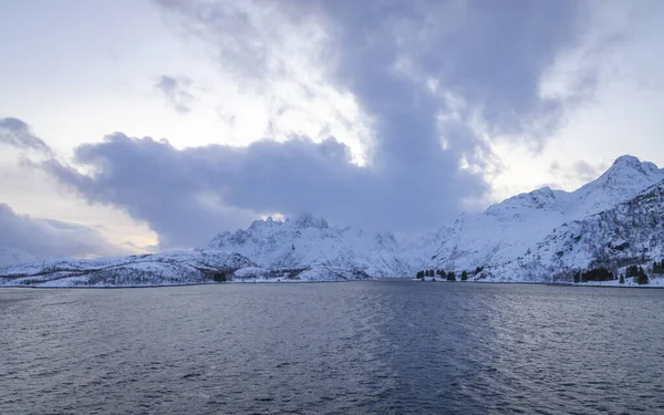 Hegyek Havazással Norvég Tengerpart Mentén — Stock Fotó