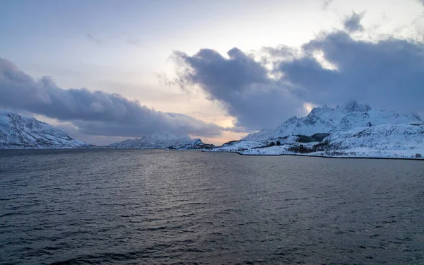 挪威海沿岸积雪覆盖的山脉 — 图库照片