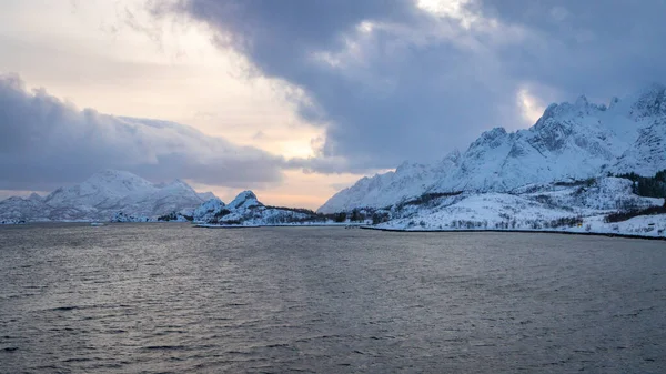 Montagnes Enneigées Long Littoral Mer Norvège — Photo