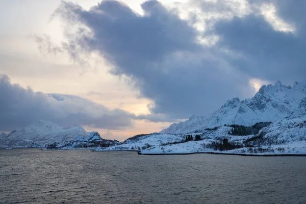 Bergen Met Sneeuw Langs Kust Aan Noorse Zee — Stockfoto