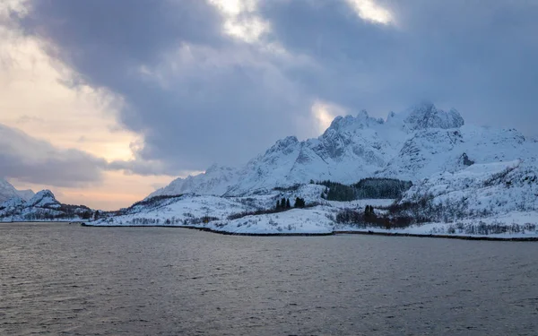 Montañas Con Nieve Largo Costa Mar Noruega — Foto de Stock