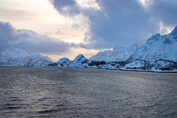 Bergen Met Sneeuw Langs Kust Aan Noorse Zee — Stockfoto