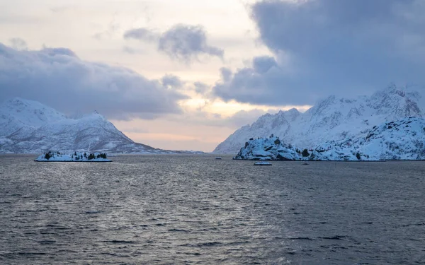 Montañas Con Nieve Largo Costa Mar Noruega — Foto de Stock