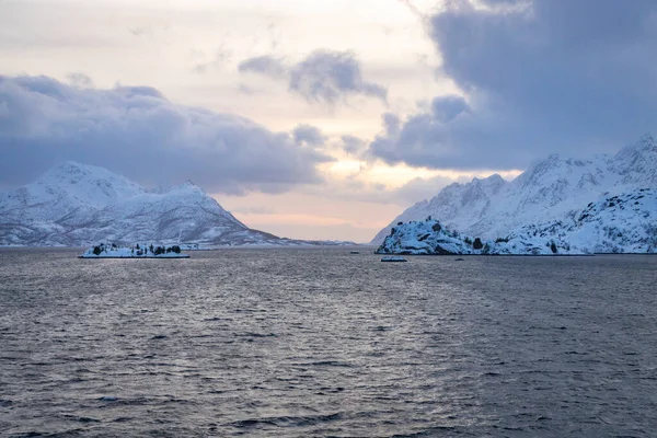 Montanhas Com Neve Longo Costa Mar Noruega — Fotografia de Stock