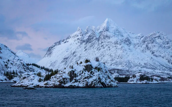 Hegyek Havazással Norvég Tengerpart Mentén — Stock Fotó