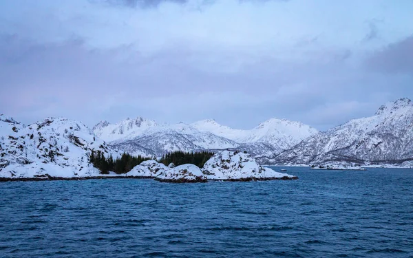Βουνά Χιόνι Κατά Μήκος Των Ακτών Στη Νορβηγική Θάλασσα — Φωτογραφία Αρχείου