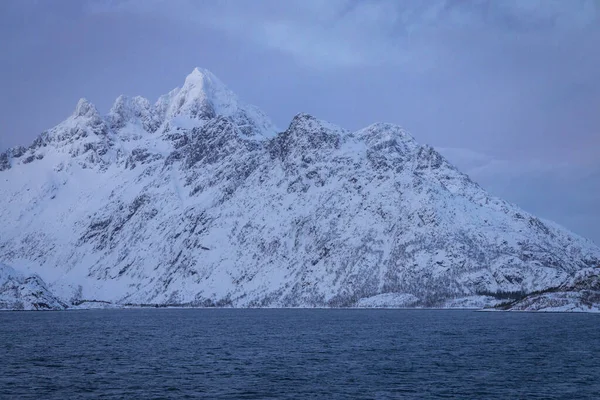Bjerge Med Sne Langs Kysten Ved Norskehavet - Stock-foto