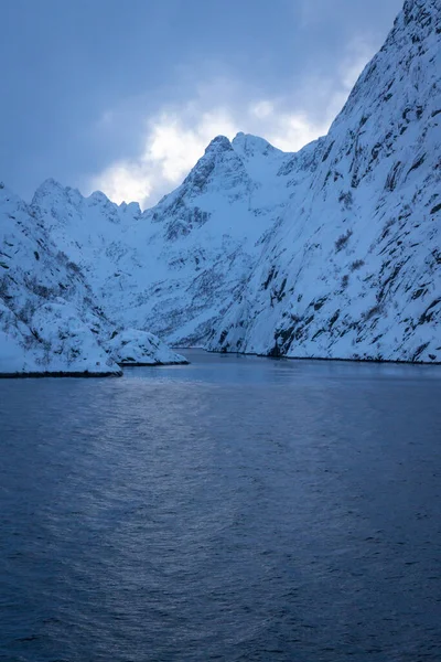 Montagne Innevate Lungo Costa Del Mare Norvegia — Foto Stock