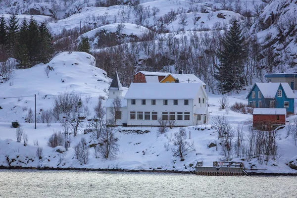 Σπίτια Ένα Υπέροχο Μέρος Στην Ακτή Κοντά Στο Finnsnes Στη — Φωτογραφία Αρχείου