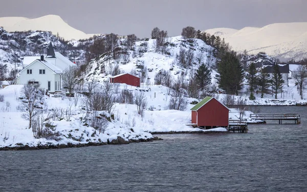 ノルウェー北部のフィンランド人の近くの海岸で素晴らしい場所に家 — ストック写真