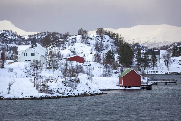 ノルウェー北部のフィンランド人の近くの海岸で素晴らしい場所に家 — ストック写真