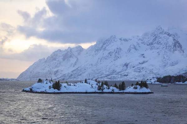 ノルウェー海の海岸線に沿って雪の山 — ストック写真