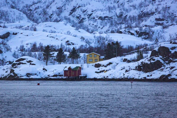 ノルウェー北部のフィンランド人の近くの海岸で素晴らしい場所に家 — ストック写真