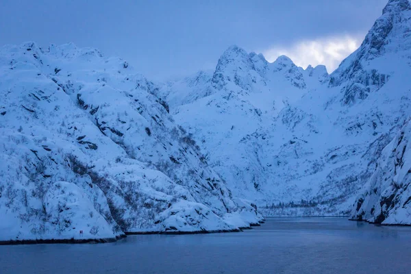 Montagne Innevate Lungo Costa Del Mare Norvegia — Foto Stock