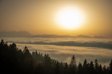 Gökyüzünde parlak güneşi olan güzel dağ manzarası