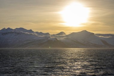 Gün doğumunda Norveç 'teki görkemli kutup dairesine doğru yol alın.