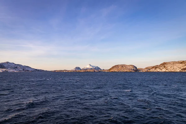 노르웨이의 장관을 이루는 북극권을 항해하는 — 스톡 사진