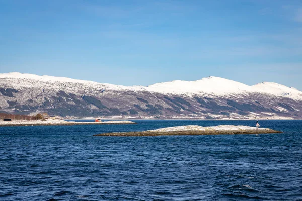 在挪威的桑拿森附近 随着渡船和游轮沿着美丽的风景航行 — 图库照片