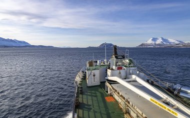 Feribot ve yolcu gemisiyle Norveç 'teki Sandnessjoen çevresinde kışın harika bir manzara boyunca