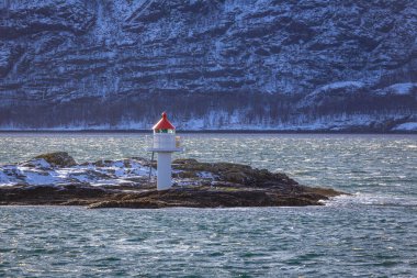 Norveç 'teki Sandnessjoen çevresinde kışın muhteşem manzara boyunca uzanan küçük deniz fenerleri