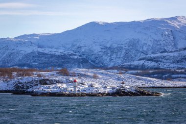 Norveç 'teki Sandnessjoen çevresinde kışın muhteşem manzara boyunca uzanan küçük deniz fenerleri