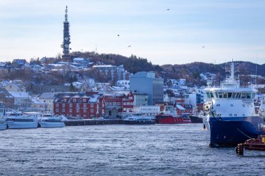 Norveç 'te Sandnessjoen' de feribot, gemi ve gemilere sahip liman ve kasaba