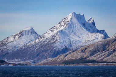 Norveç 'teki Sandnessjoen çevresinde yedi kız kardeş ve diğer dağlarla muhteşem bir manzara.