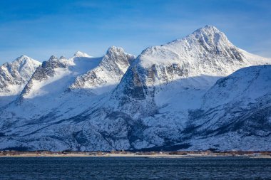 Norveç 'teki Sandnessjoen çevresinde yedi kız kardeş ve diğer dağlarla muhteşem bir manzara.