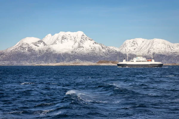 Met Veerboot Cruiseschip Door Het Prachtige Landschap Winter Rond Sandnessjoen — Stockfoto