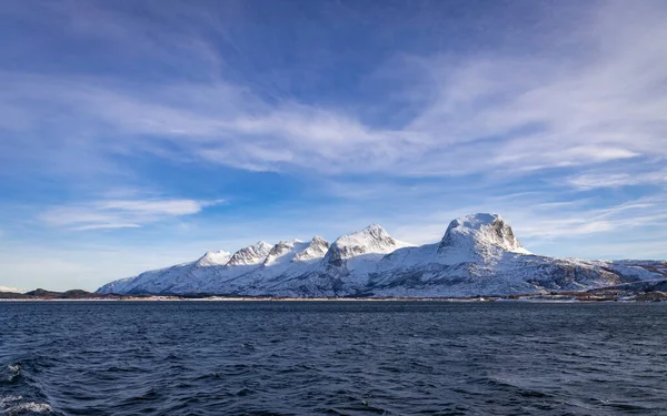 ノルウェーの砂の上に7人の姉妹と他の山と素晴らしい風景 — ストック写真